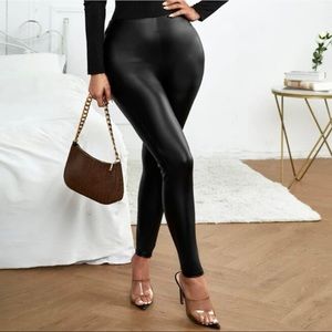Faux high waist leather skinny pants 🖤